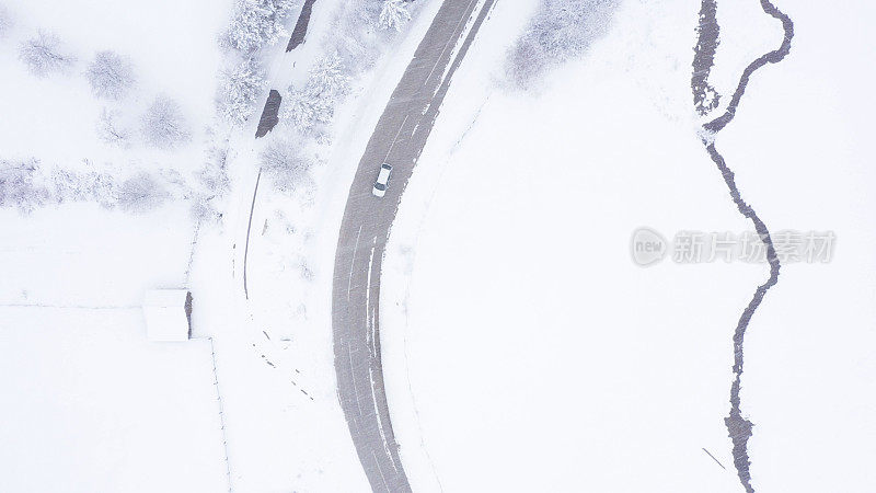 汽车行驶在冬天的乡村道路上