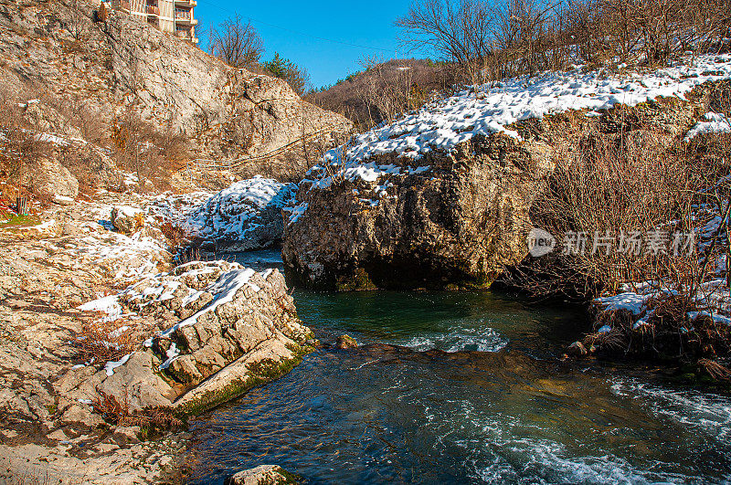 冬季山地景观，河流积雪和树木，最喜欢野餐的地方