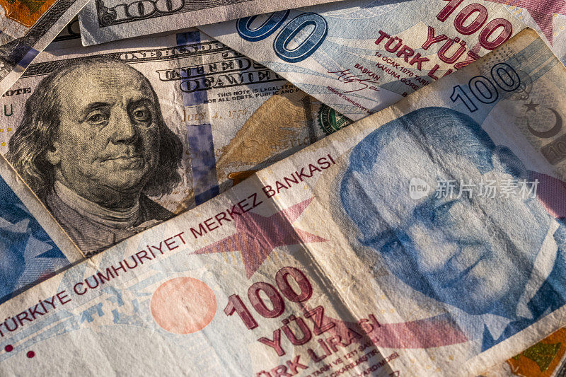 混合百土耳其，TL纸币，和美国美元钞票，高角度观看