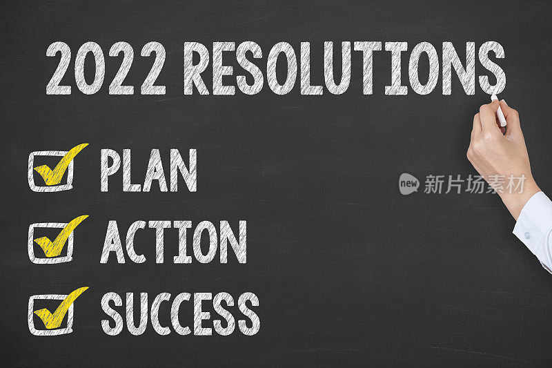 在黑板上书写2022年新年决心