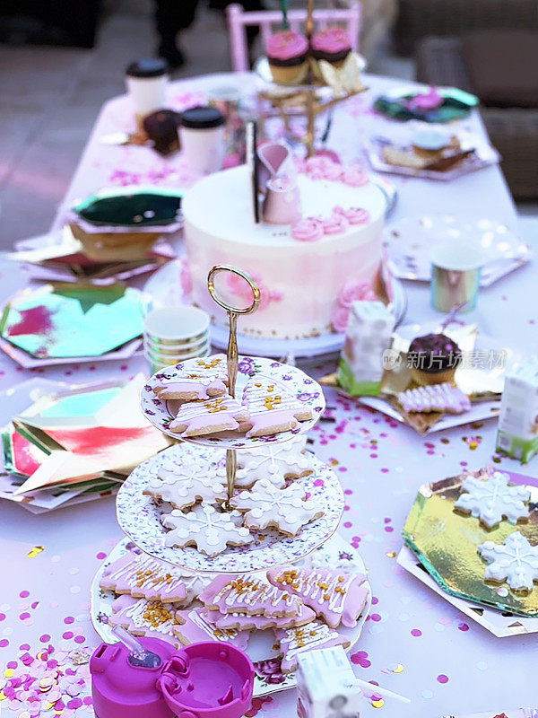 粉色生日派对餐桌