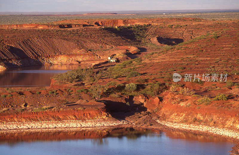 尾矿坝是塔纳米沙漠露天金矿开采的一部分。