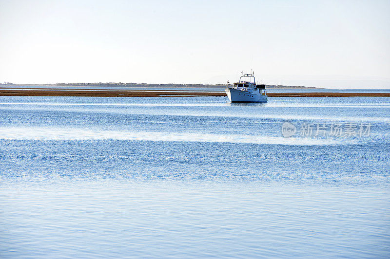 西苏塞克斯奇切斯特港，一艘停泊在平静水面上的摩托艇