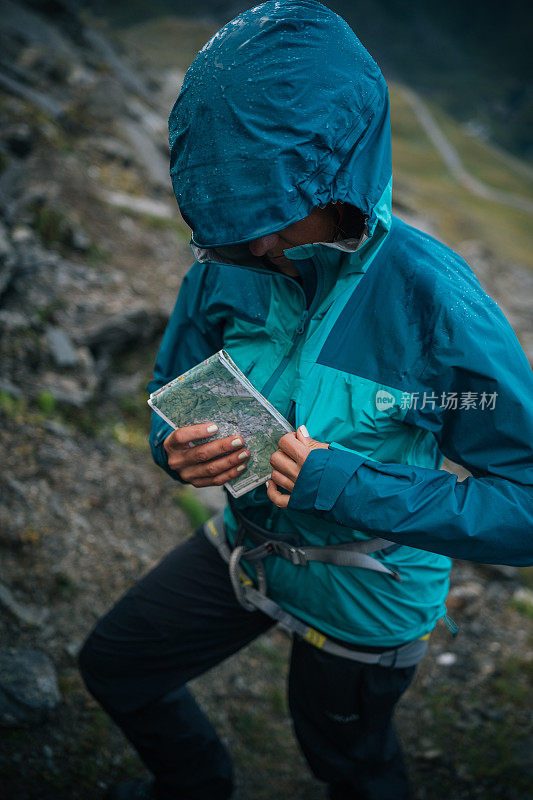 越野运动员在崎岖的小道上使用地图