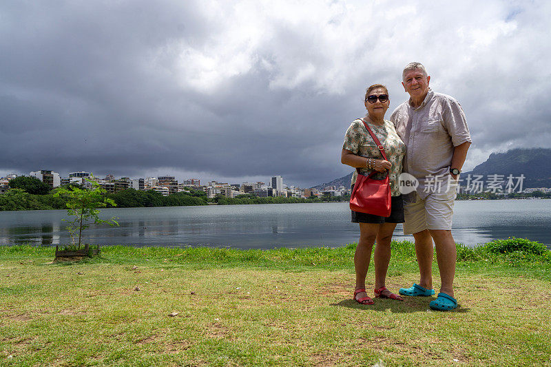 在里约热内卢湖畔的一对高年级夫妇