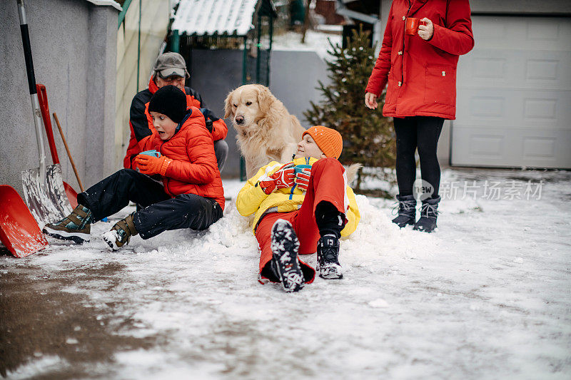 几代同堂的家庭从后院清理积雪