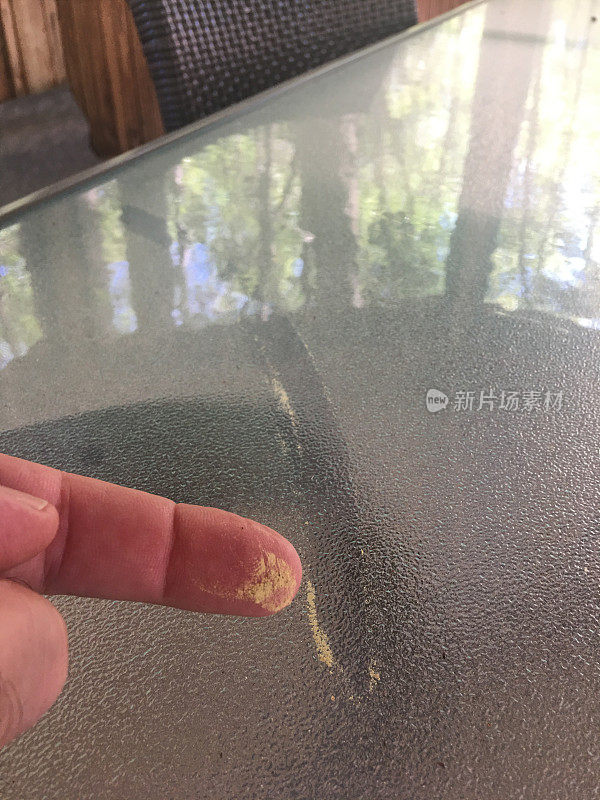 擦拭后用指尖覆盖在课桌上一层黄色的花粉