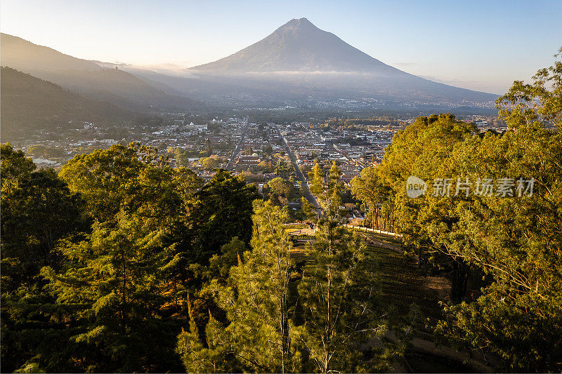 巨大的树梢后面的安提瓜和阿瓜火山