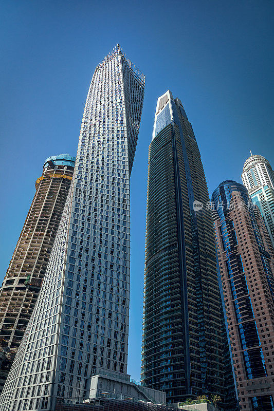 阿联酋迪拜码头的全景，现代摩天大楼和港口，迪拜，阿联酋