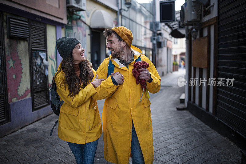 穿着雨衣的情侣