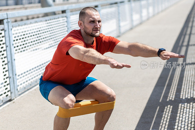 截肢运动员在桥上做下蹲
