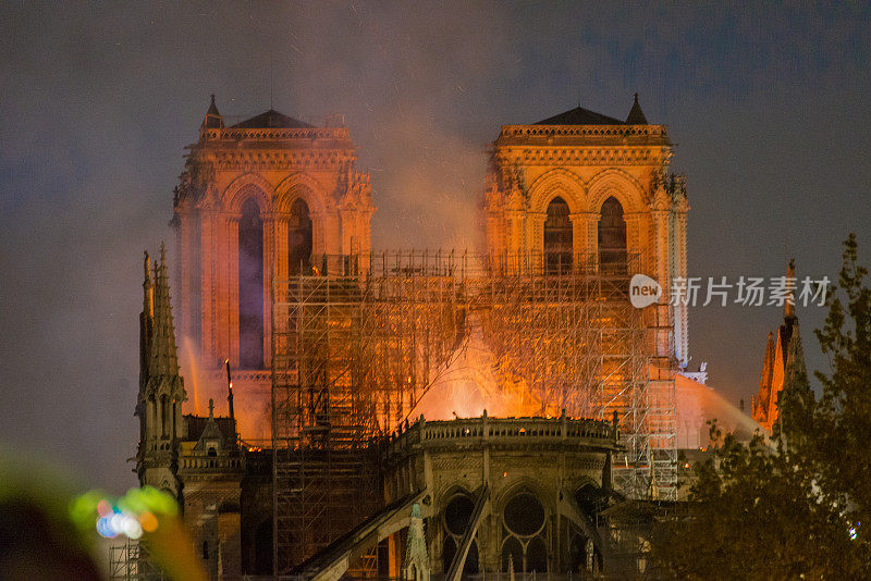 巴黎圣母院失火了
