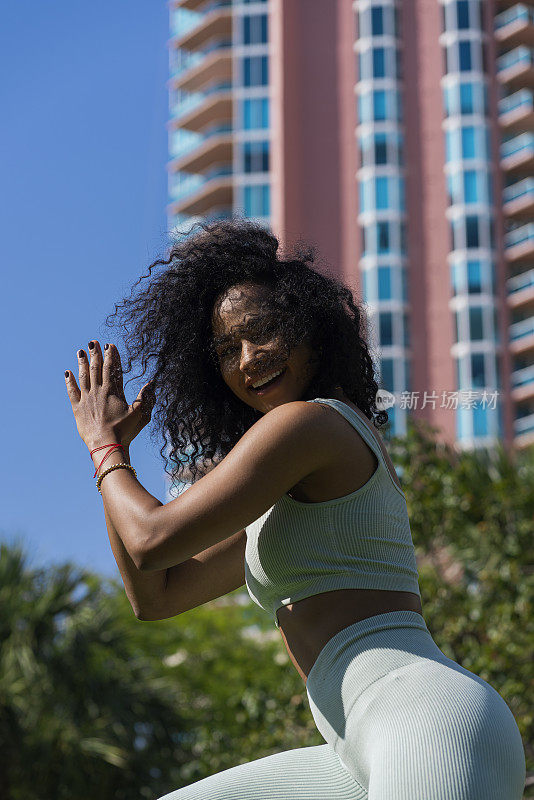 一名非洲裔拉丁妇女在户外做体育锻炼