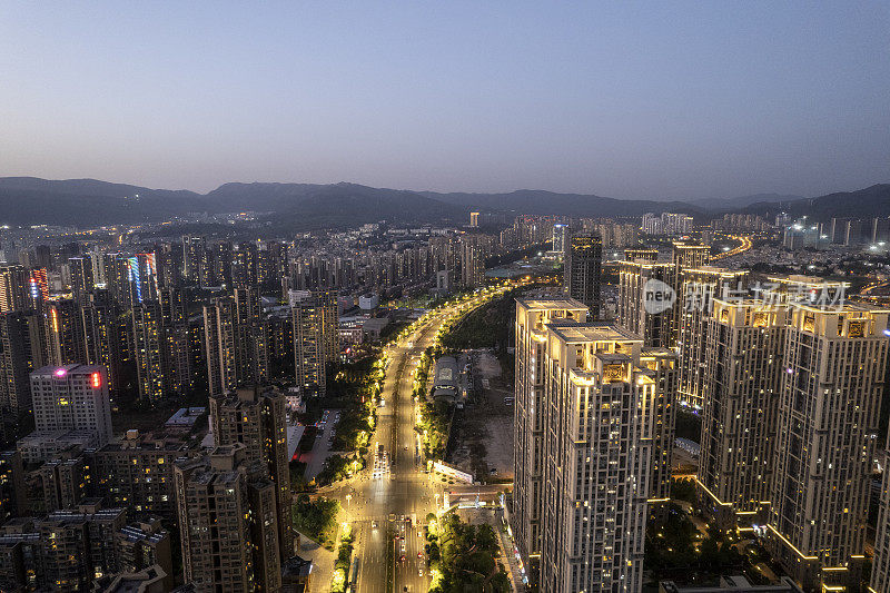 霓虹灯和车流在夕阳的照耀下穿过城市的街道