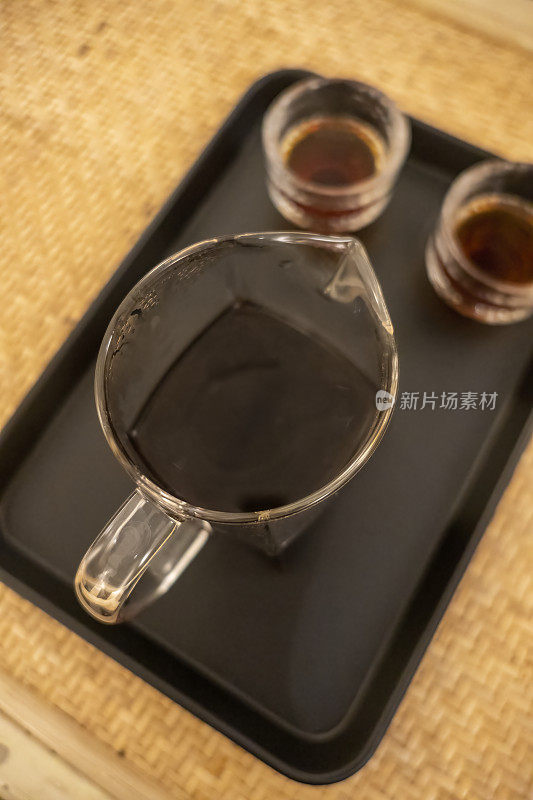 方形咖啡壶和咖啡杯