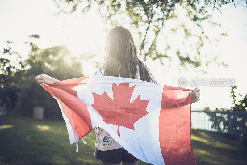 举着加拿大国旗的爱国女孩