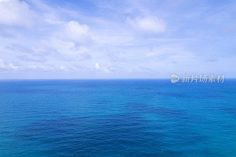 蓝色海水背景和太阳反射的航拍图。空中飞行无人机查看海面上的阴影云，海洋上的水纹理，航空摄影。鸟眼视图。大海,天空,云