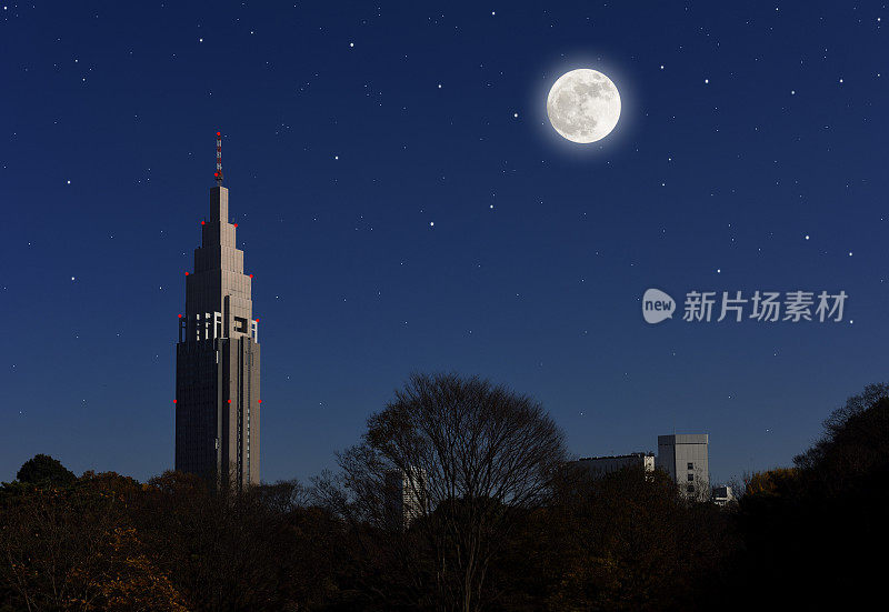 满月从群星闪耀的摩天大楼上空升起
