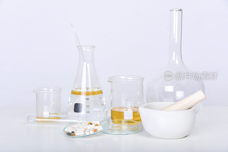 药片及科学实验室玻璃器皿，药品研发理念，药品质量控制检测。