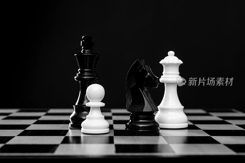 黑白棋子在棋盘上交战