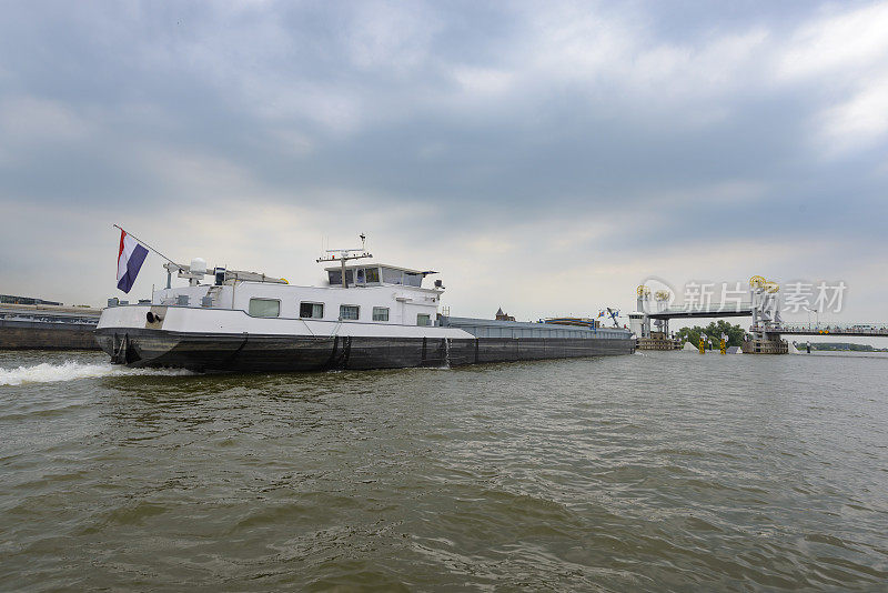 船或驳船在坎彭附近的IJssel河上