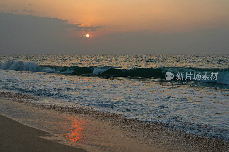 斯里兰卡海洋日落景观，海滩海景，如画的印度洋海浪