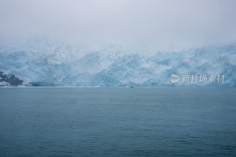 阿拉斯加州基奈峡湾国家公园的艾利克冰川