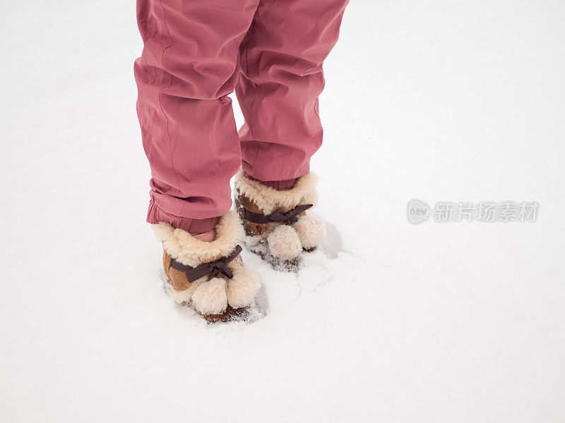 《站在雪地上的小女孩