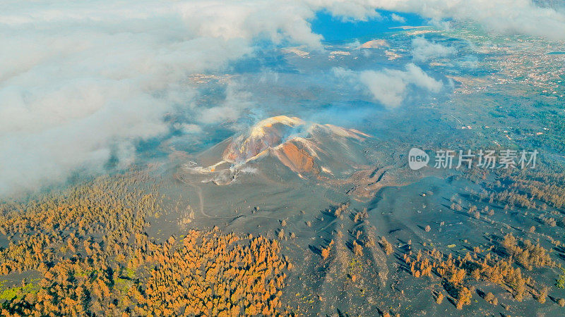 新火山Tajogaite的顶部视图，康伯雷Vieja，拉帕尔马，加那利群岛