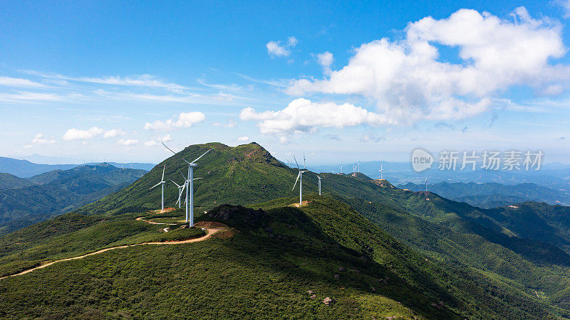 山上的风力发电场景