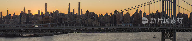 日落时分，在RFK大桥后面，从中城到上东区的曼哈顿天际线。超大分辨率缝合全景图。