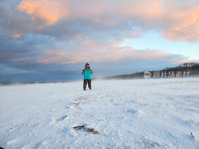 一个人在白雪皑皑的沙滩上