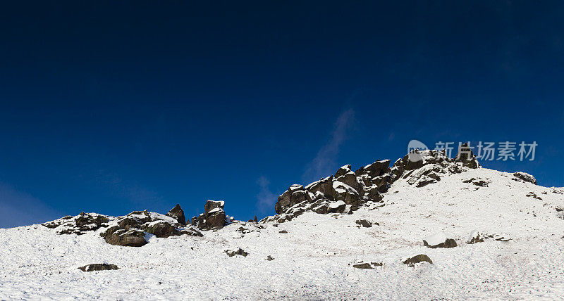 拉姆肖岩石上的雪，山顶地区国家公园，德比郡，英国，英国，欧洲。