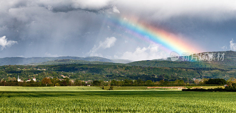 暴风雨的天气和美丽的彩虹在法国阿尔卑斯山的Bugey山附近的Ambronay村