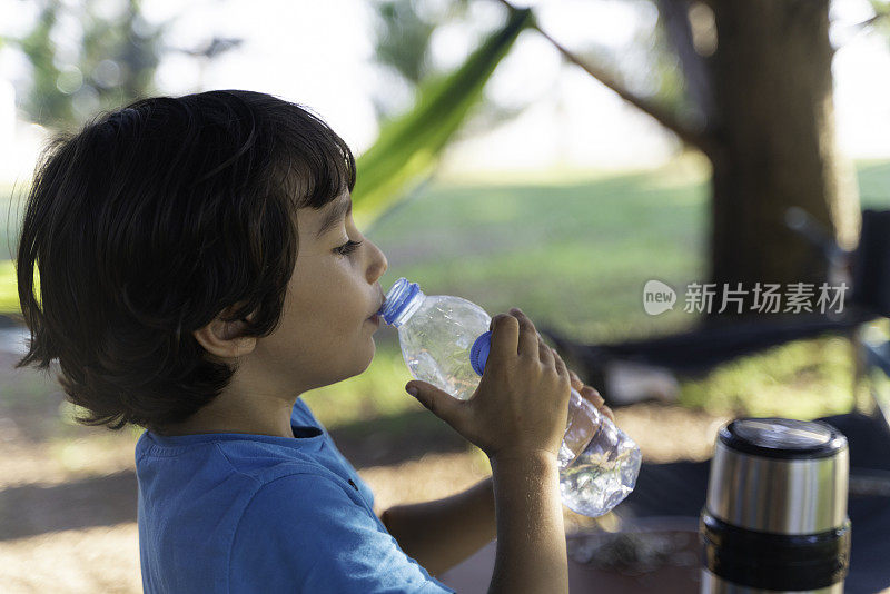 男孩喝水的肖像