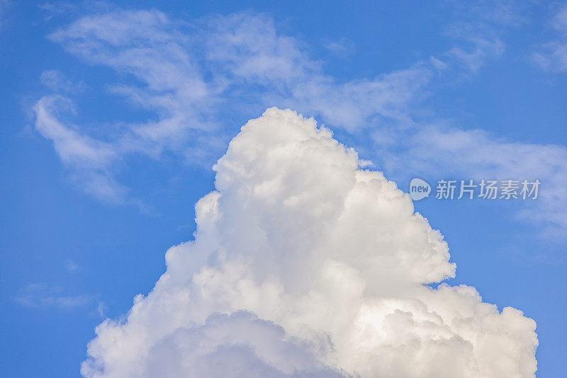 美丽的蓝天蓝天配上蓬松的白云，背景配上复制的空间