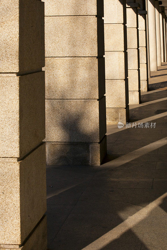 步行区的石柱形成了老城Padrón的拱廊，阿科鲁尼亚省，加利西亚，圣地亚哥。