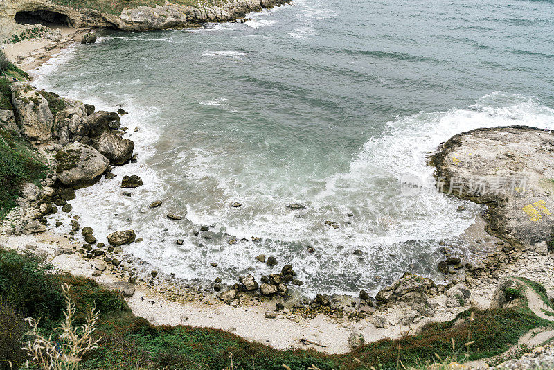 在刮风的天气里，海浪拍打着岸边的股票视频