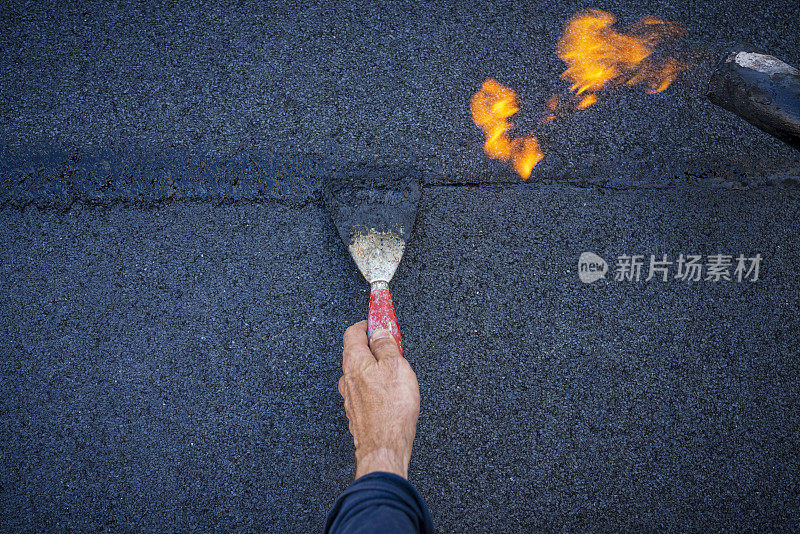 屋顶安装沥青防水膜防雨保温、火炬灭火