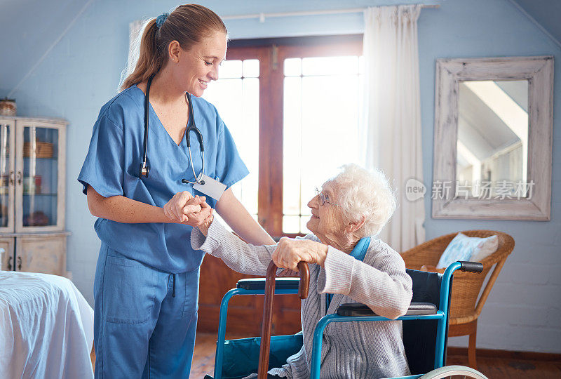 老年妇女，轮椅和护士牵手，残疾人支持或养老院。老年妇女，医生和咨询帮助，建议或理疗在老年护理，诊所或微笑在工作中