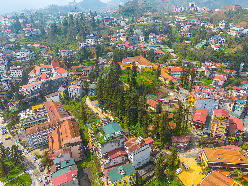 亚洲越南老蔡省萨帕市山城景观鸟瞰图，阳光明媚，夕阳西下，云中山景