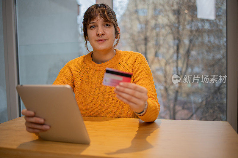 一名女子用信用卡在网上购物
