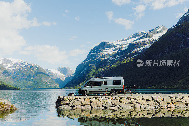 风景如画的露营车在洛瓦特内特湖岸边与山景在挪威