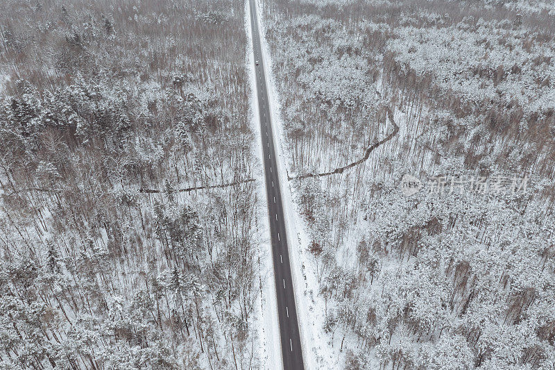 在冬天，用汽车鸟瞰道路