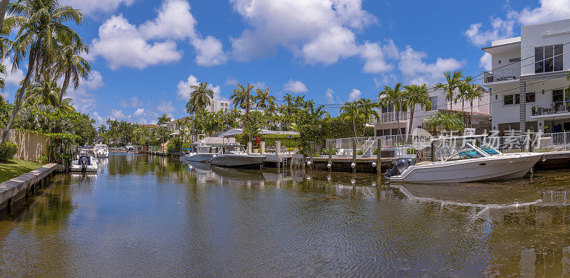 佛罗里达州迈阿密海滩比斯坎湾沿岸的海滨房屋和船只