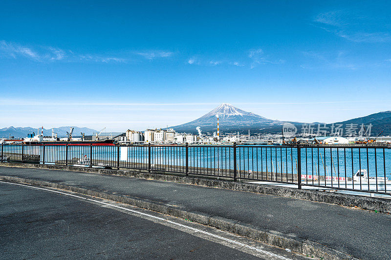 从田谷港看骏河湾工业区和富士山