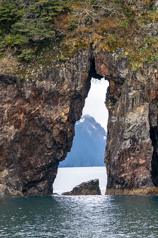 美国阿拉斯加州基奈峡湾国家公园美丽而引人注目的自然拱门
