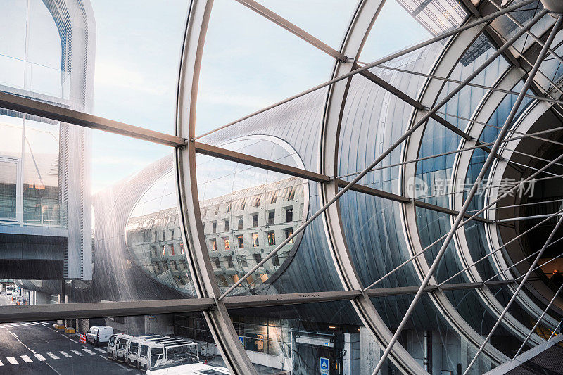 巴黎机场的弧形钢玻璃建筑