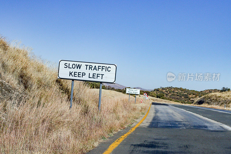 在纳米比亚Khomas地区温得和克附近的B6路保持左侧道路标志