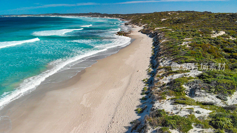 袋鼠岛，澳大利亚。彭宁顿湾海浪和海岸线，无人机鸟瞰图